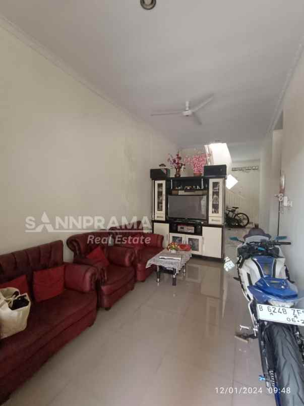 rumah second hook dalam komplek di pancoran mas depok