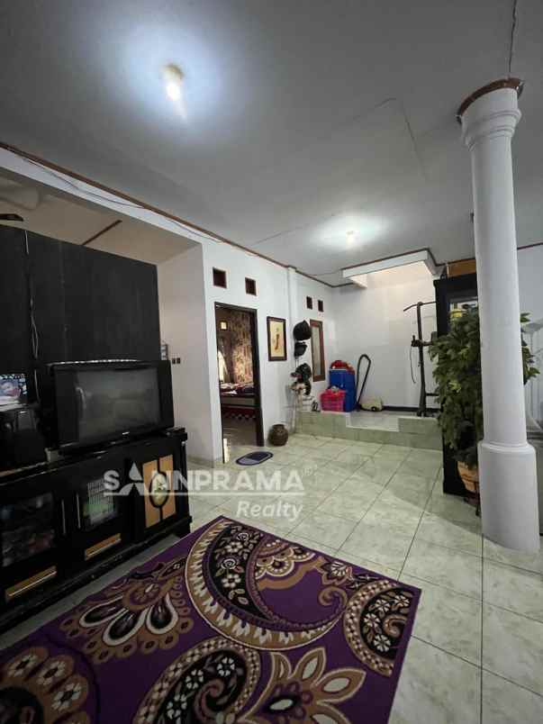 rumah siap huni lahan luas asri di depok 2