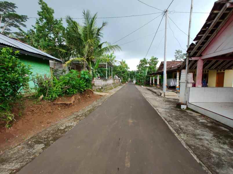 tanah barat pasar mojogedang