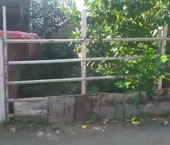 tanah rata dan padat tengah pemukiman