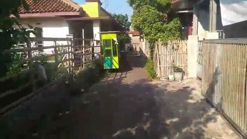 tanah rata dan padat tengah pemukiman