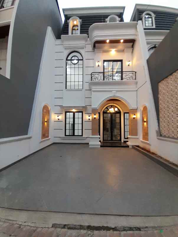 townhouse at jagakarsa jaksel 3 lantai kolam renang