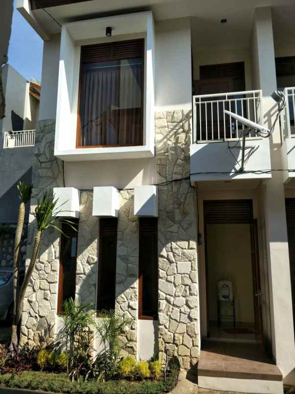 villa modern 2 lantai di pesanggrahan kusuma batu