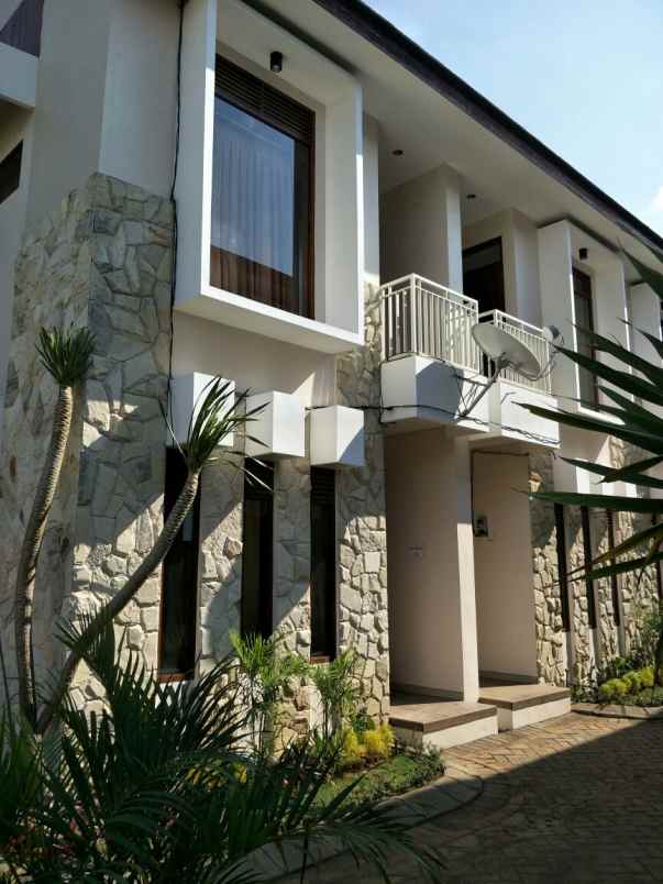 villa modern 2 lantai di pesanggrahan kusuma batu