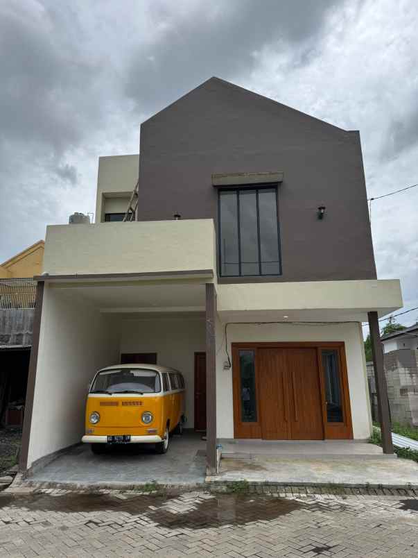 dijual rumah 2 lantai siap huni di malang