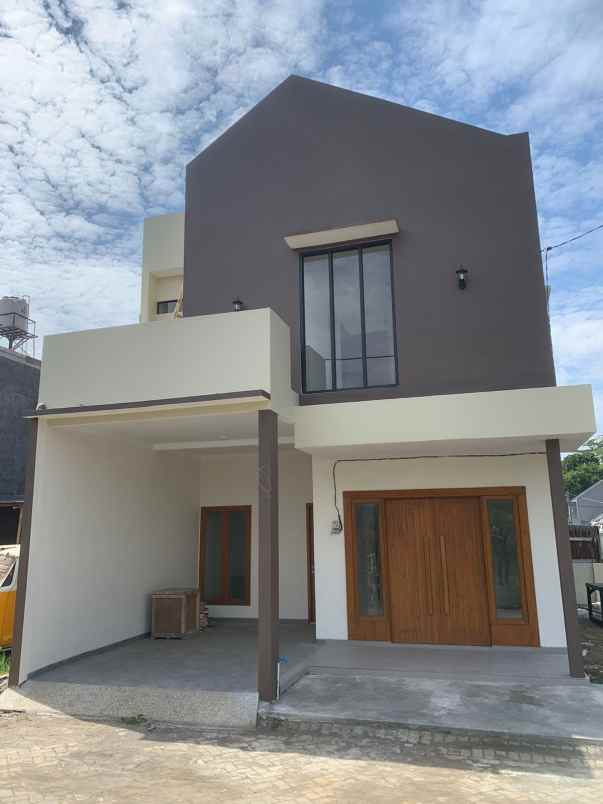 dijual rumah 2 lantai siap huni di malang