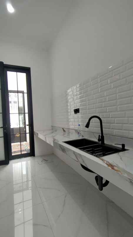 dijual rumah babatan pantai