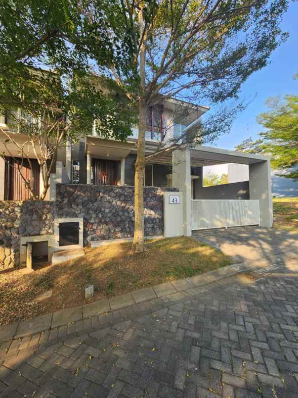 dijual rumah baru lokasi di araya malang