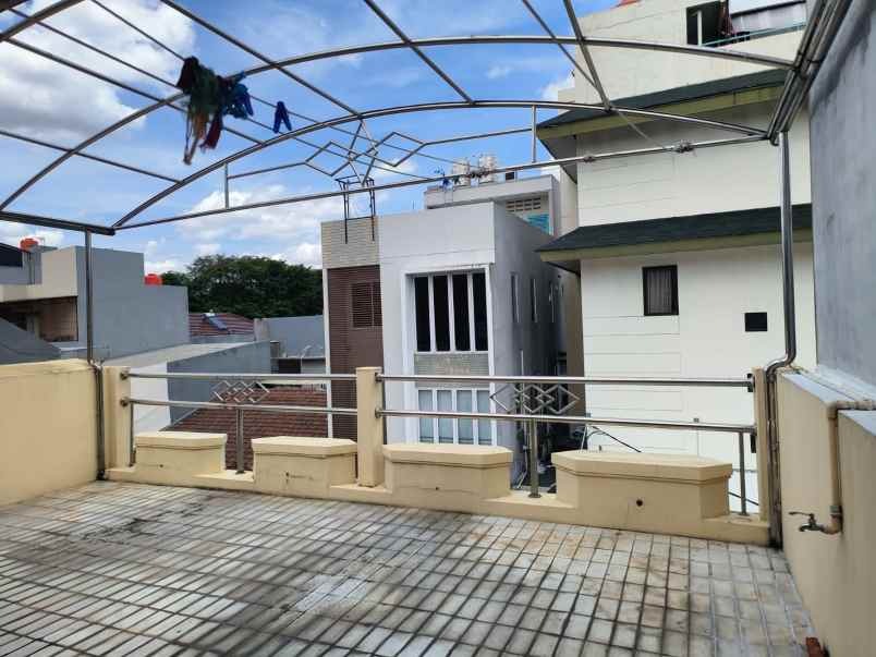 dijual rumah belakang mall kelapa