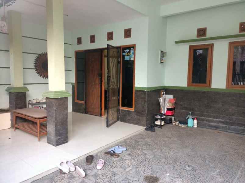 dijual rumah cipamokolan