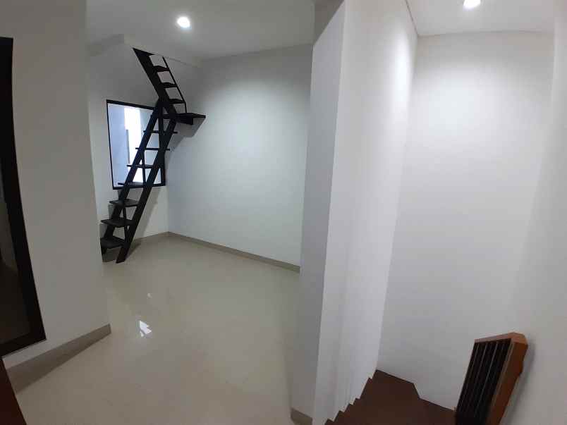 dijual rumah cluster jura metland menteng