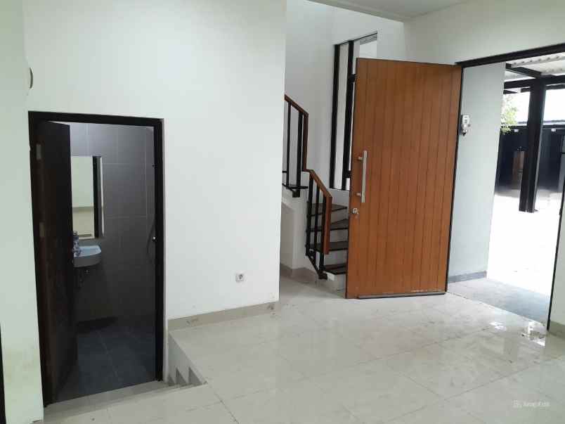 dijual rumah cluster jura metland menteng