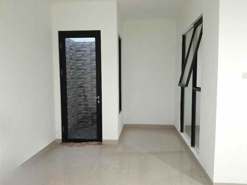 dijual rumah cluster jura metland menteng