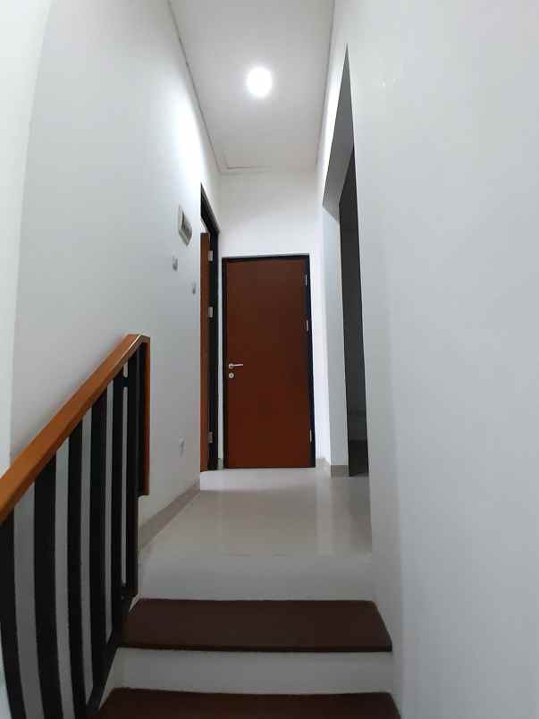 dijual rumah cluster jura metland menteng