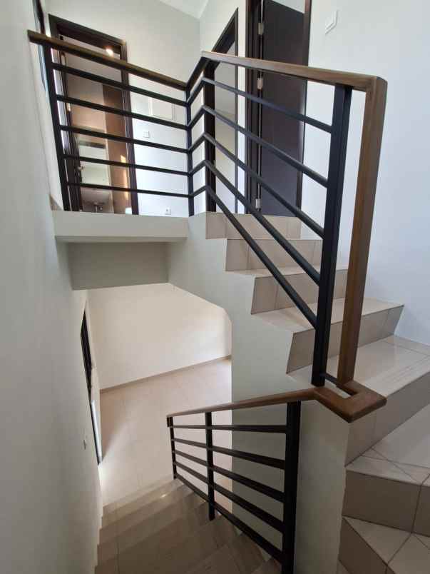 dijual rumah cluster regia scg