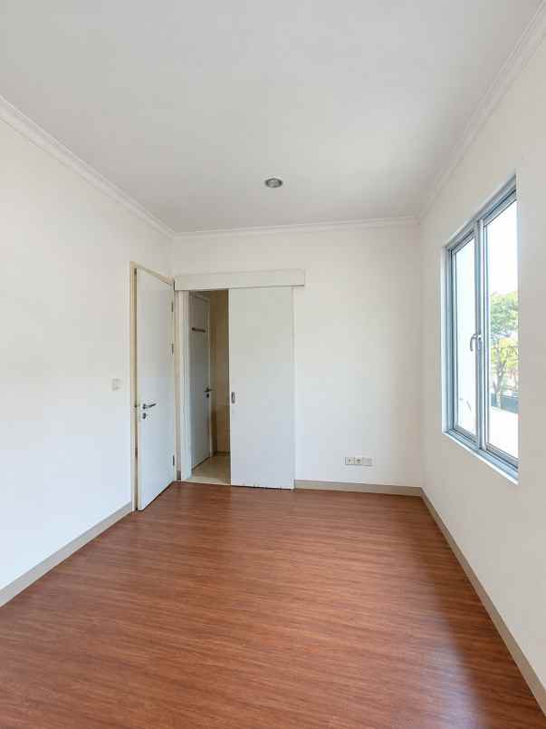 dijual rumah cluster thames jgc jakarta