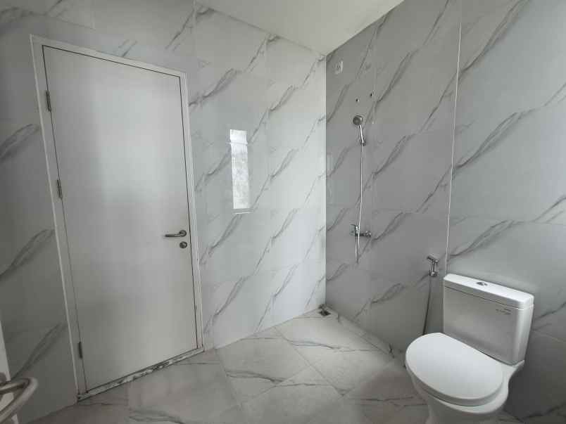 dijual rumah cluster viridia lavon swan