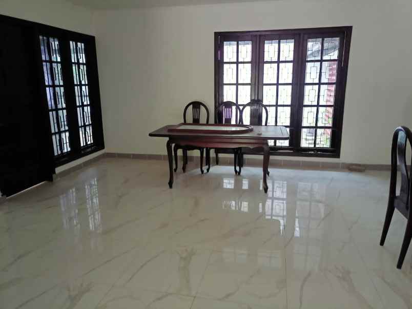 dijual rumah darmo