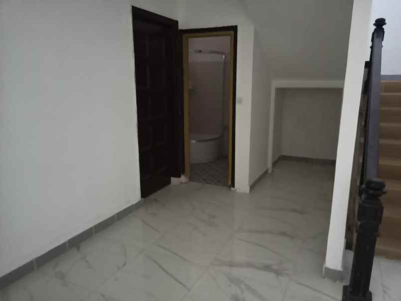 dijual rumah darmo