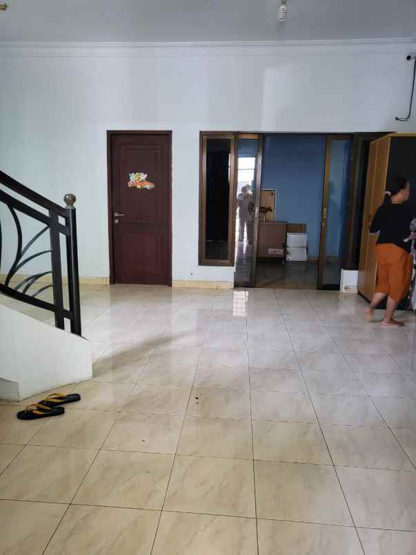 dijual rumah darmo permai