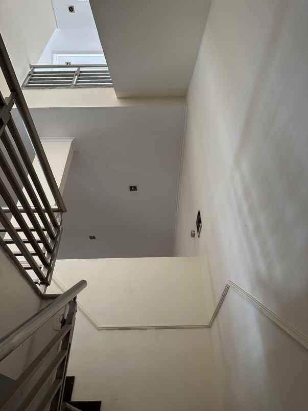 dijual rumah dharmahusada permai