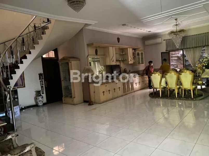 dijual rumah dharmahusada utara