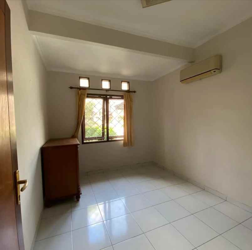 dijual rumah di perumahan babatan pratama