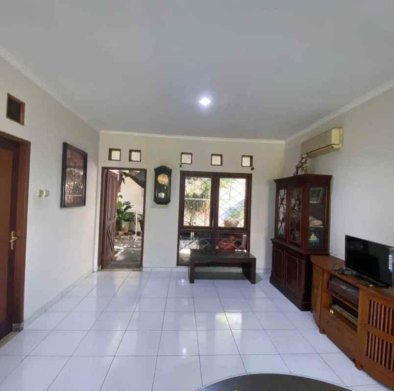 dijual rumah di perumahan babatan pratama