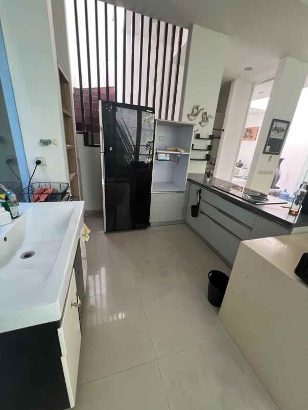 dijual rumah graha famili