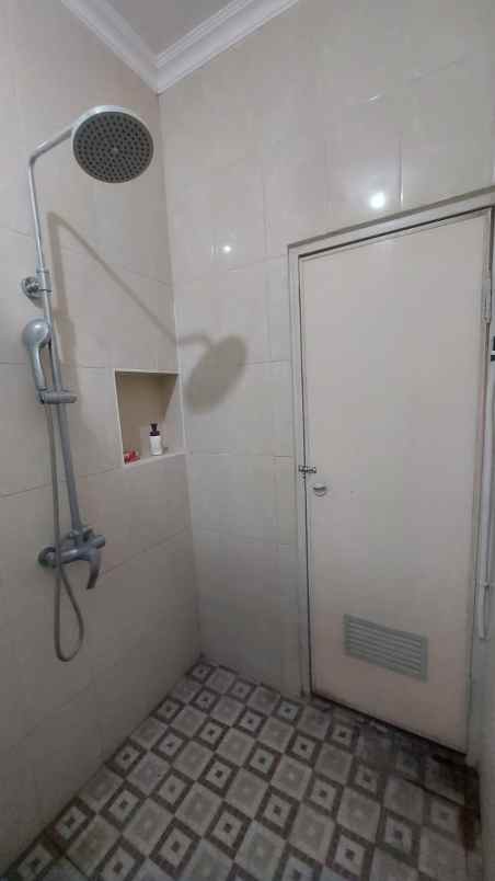 dijual rumah graha sukolilo regency