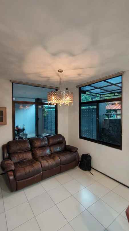 dijual rumah hook cigadung