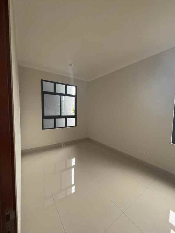 dijual rumah hook kota wisata