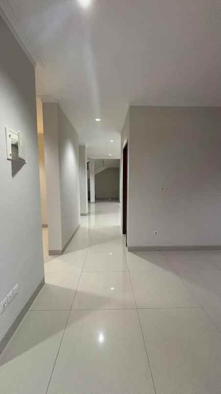 dijual rumah hook kota wisata