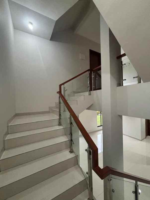 dijual rumah hook kota wisata