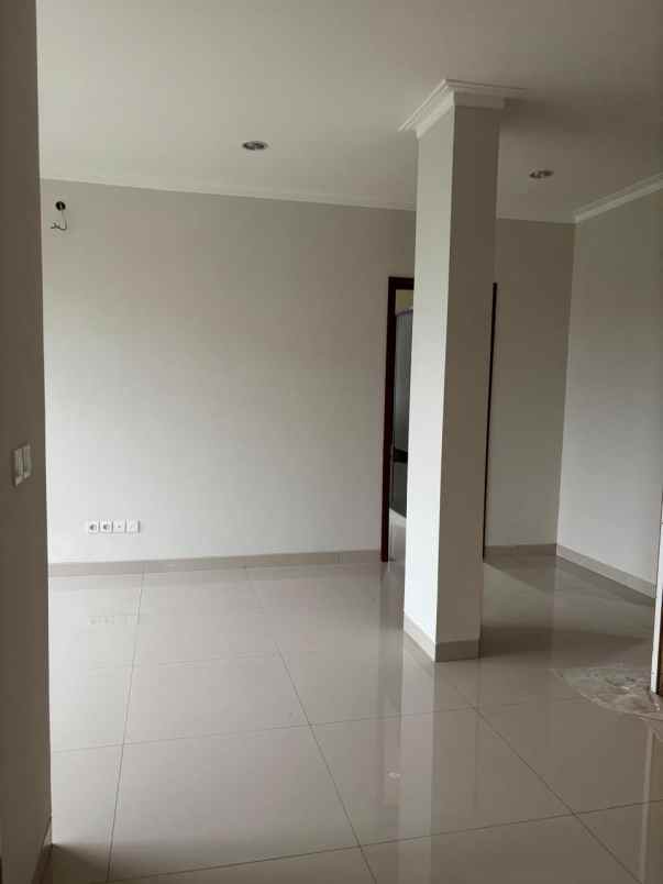 dijual rumah hook kota wisata