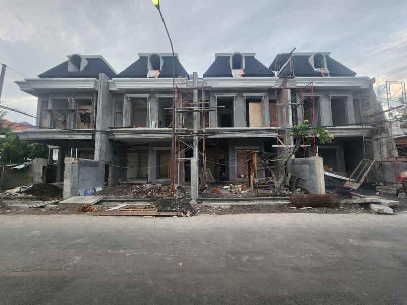 dijual rumah jalan dharmahusada indah