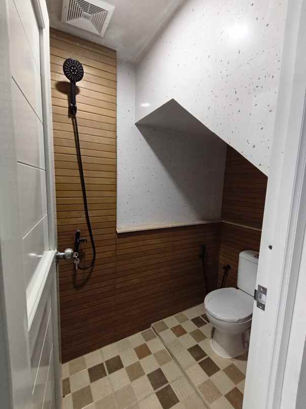 dijual rumah jalan h kocen kalimulya