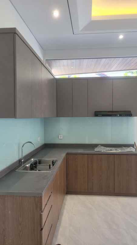 dijual rumah jalan manyar indah