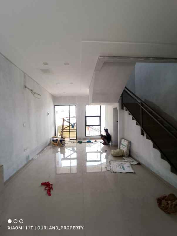 dijual rumah jalan raya cinere nempel