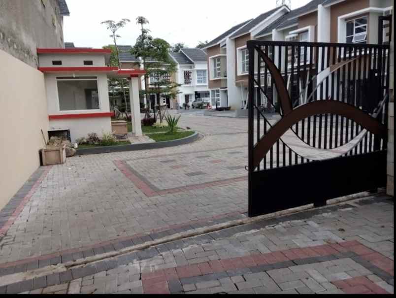 dijual rumah jalan raya pondok aren