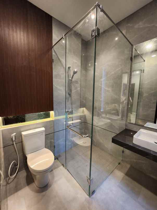 dijual rumah jalan taman internasional