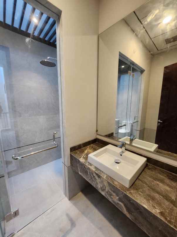 dijual rumah jalan taman internasional