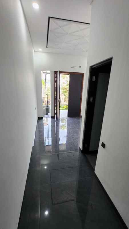 dijual rumah jalan waterfront