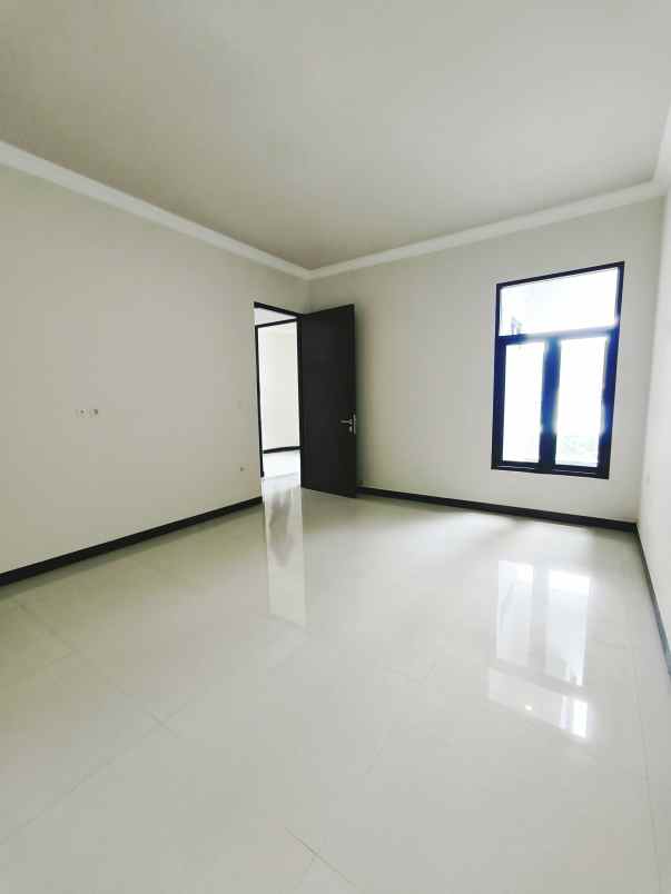 dijual rumah jalan woodland