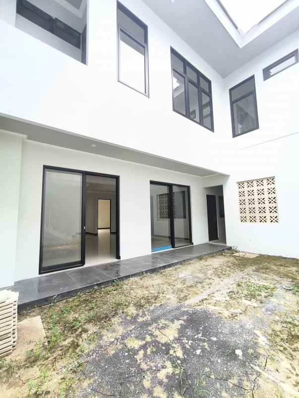 dijual rumah jalan woodland