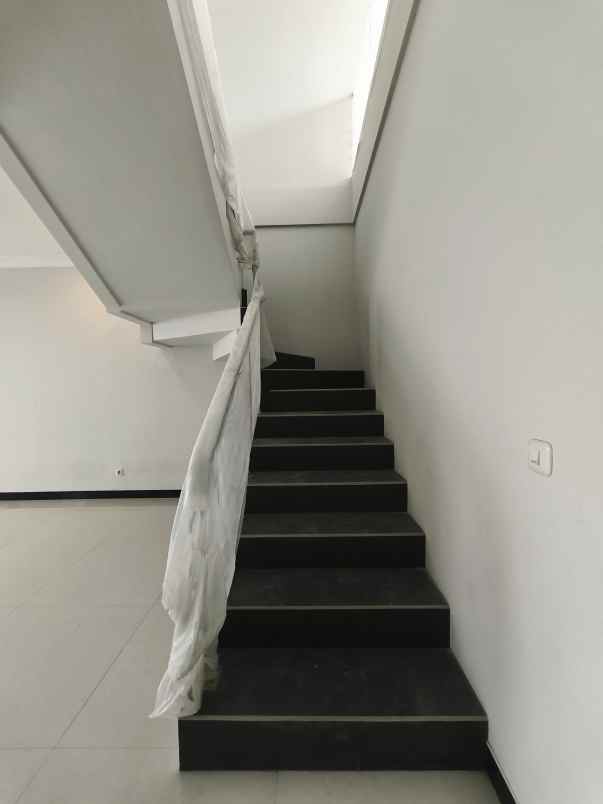 dijual rumah jalan woodland