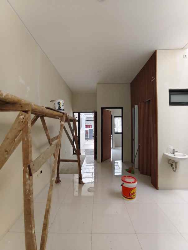 dijual rumah jl cisaranten kulon