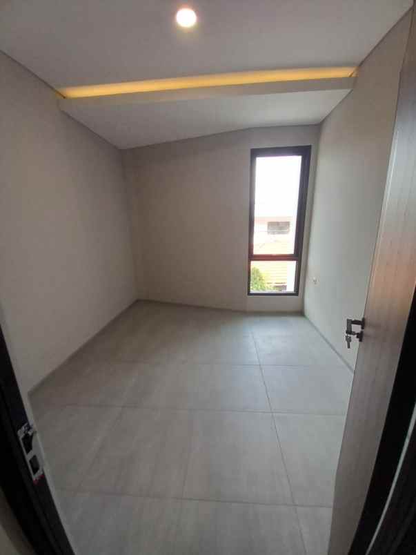 dijual rumah jl pondasi kayu putih