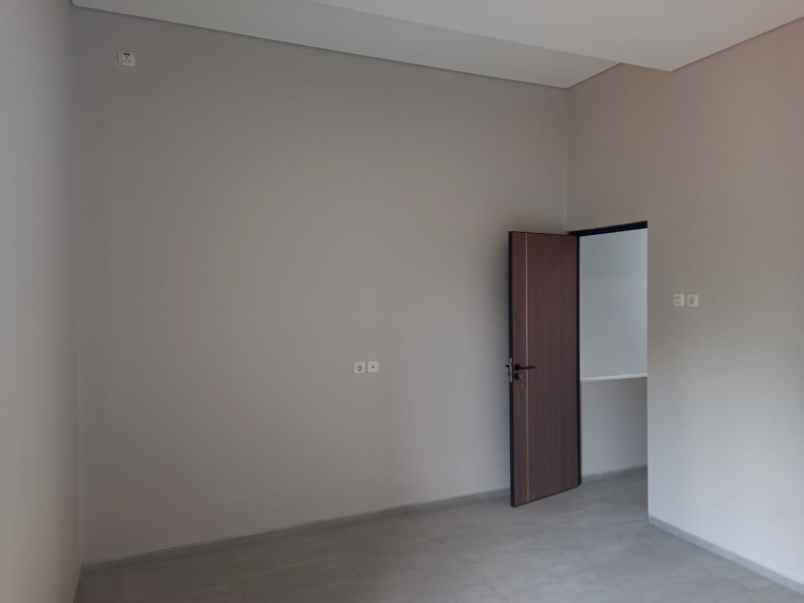 dijual rumah jl pondasi kayu putih