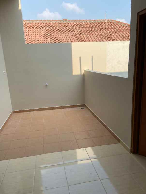 dijual rumah jl raya jatiwaringin